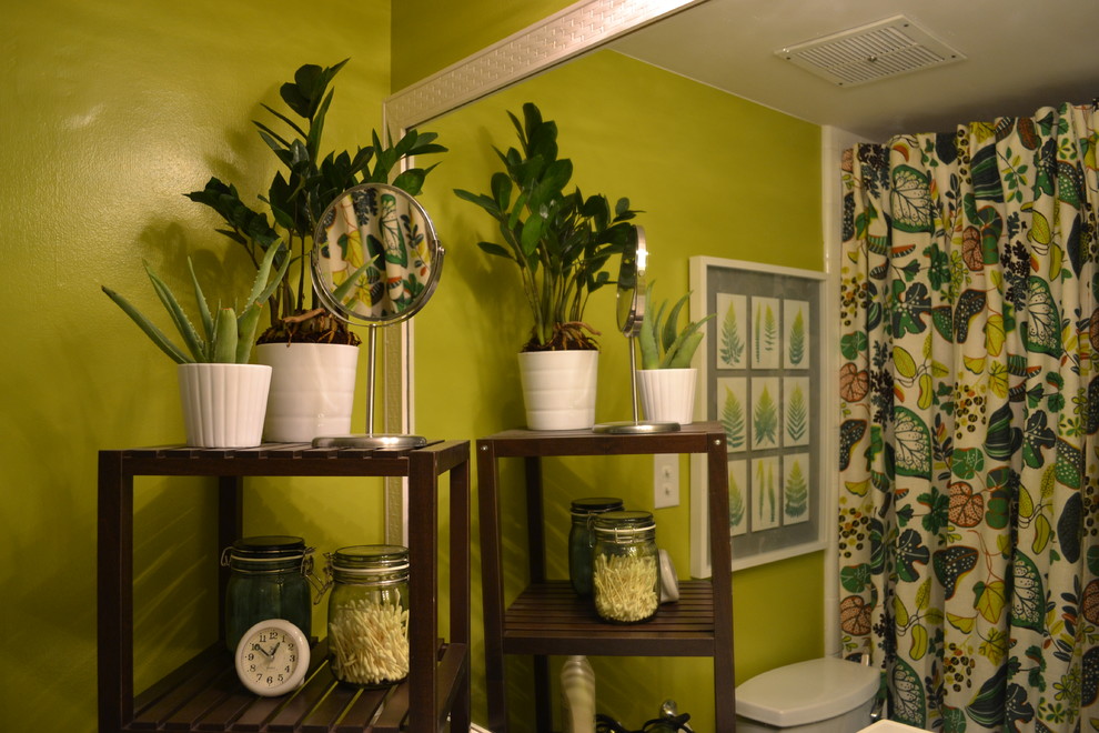 Immagine di una piccola stanza da bagno etnica con lavabo a consolle e pareti verdi