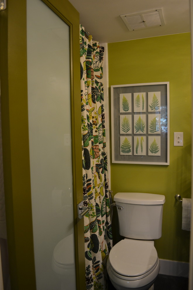 Идея дизайна: маленькая ванная комната в восточном стиле с консольной раковиной и зелеными стенами для на участке и в саду