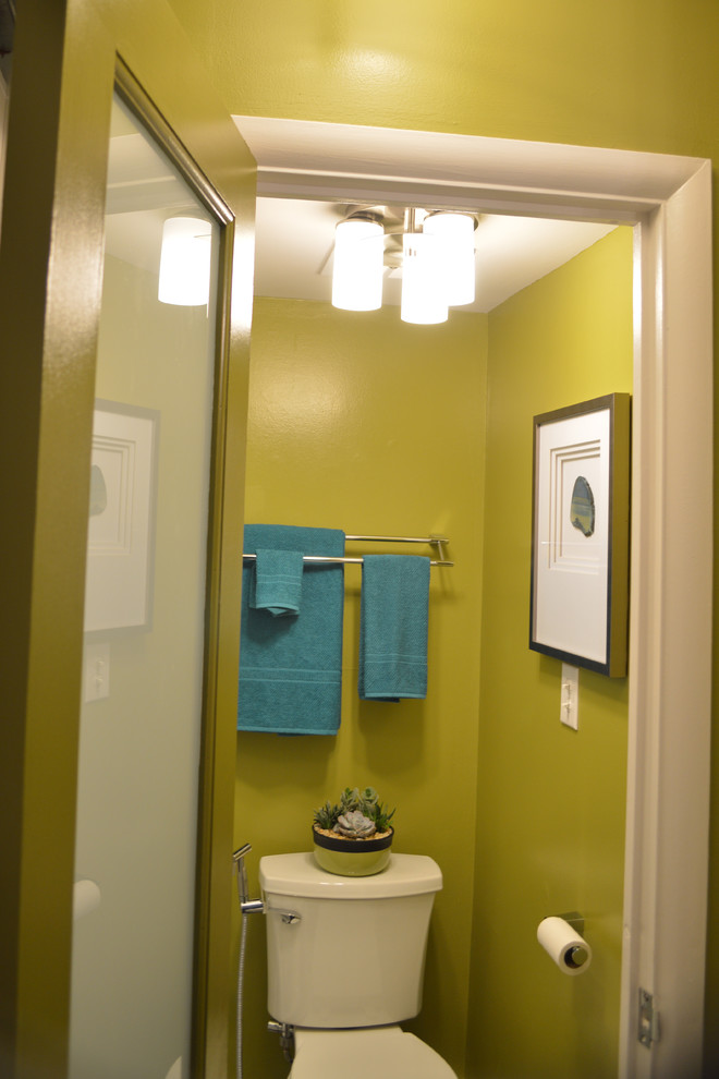 ソルトレイクシティにあるお手頃価格の小さなアジアンスタイルのおしゃれなバスルーム (浴槽なし) (コンソール型シンク、緑の壁、クッションフロア) の写真