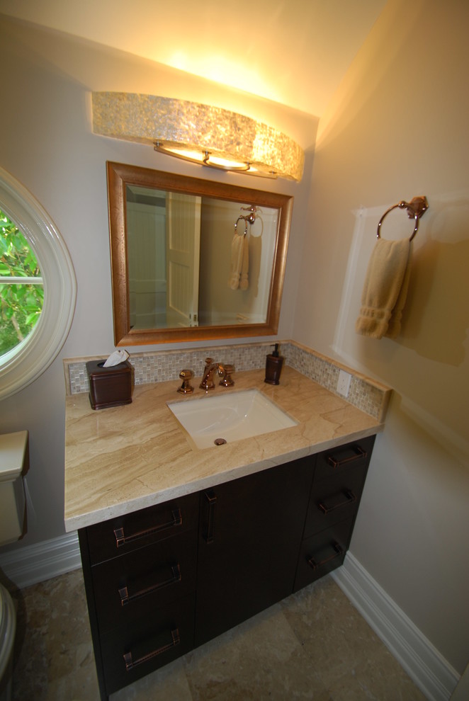 Foto på ett litet funkis badrum med dusch, med släta luckor, skåp i mörkt trä, en toalettstol med hel cisternkåpa, beige väggar, klinkergolv i keramik och ett undermonterad handfat