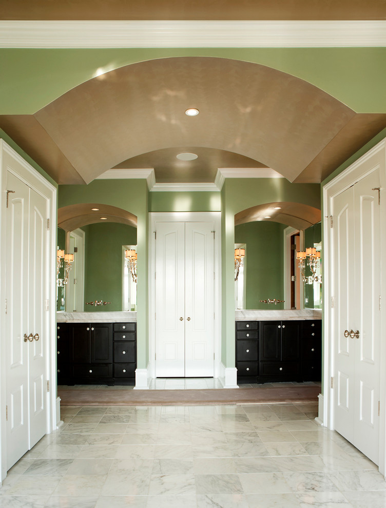 Пример оригинального дизайна: огромная главная ванная комната в стиле неоклассика (современная классика) с мраморной столешницей, мраморным полом, плоскими фасадами, черными фасадами и зелеными стенами