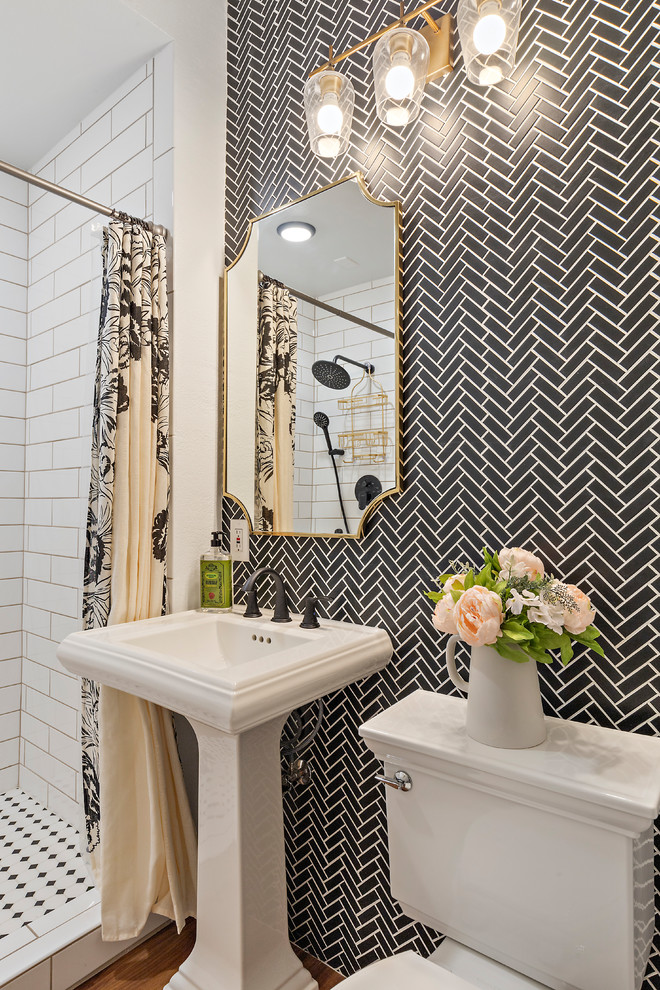 Свежая идея для дизайна: ванная комната в стиле неоклассика (современная классика) с душем в нише, черной плиткой, белыми стенами, темным паркетным полом, раковиной с пьедесталом, коричневым полом и шторкой для ванной - отличное фото интерьера