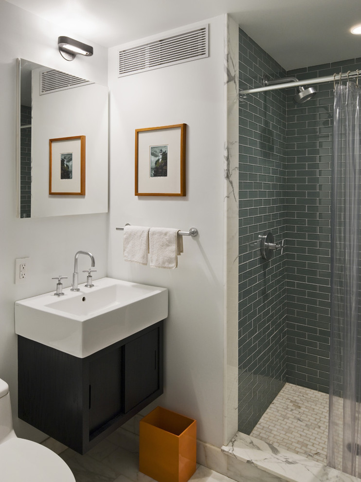 Foto de cuarto de baño rectangular contemporáneo de tamaño medio con baldosas y/o azulejos de vidrio, ducha empotrada, paredes blancas, aseo y ducha, lavabo suspendido, ducha con cortina, suelo de mármol y suelo blanco