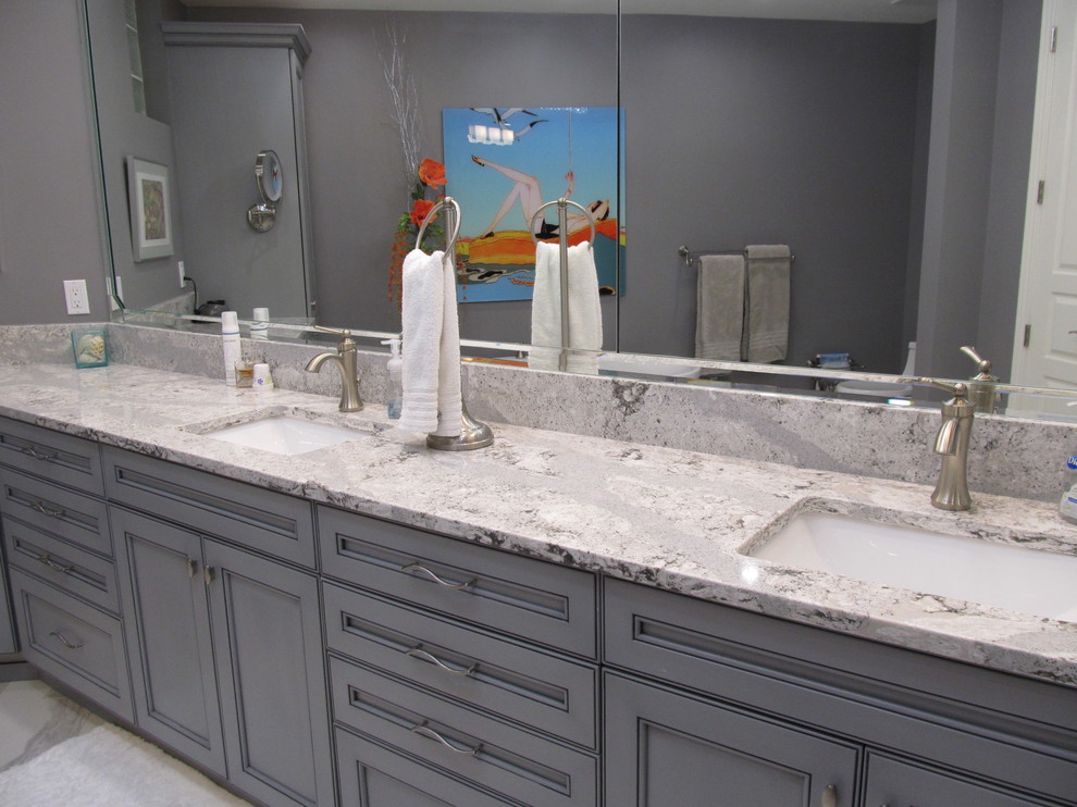 Modern inredning av ett stort en-suite badrum, med luckor med infälld panel, grå skåp, ett fristående badkar, en hörndusch, vit kakel, grå väggar, klinkergolv i porslin, ett undermonterad handfat och bänkskiva i kvarts