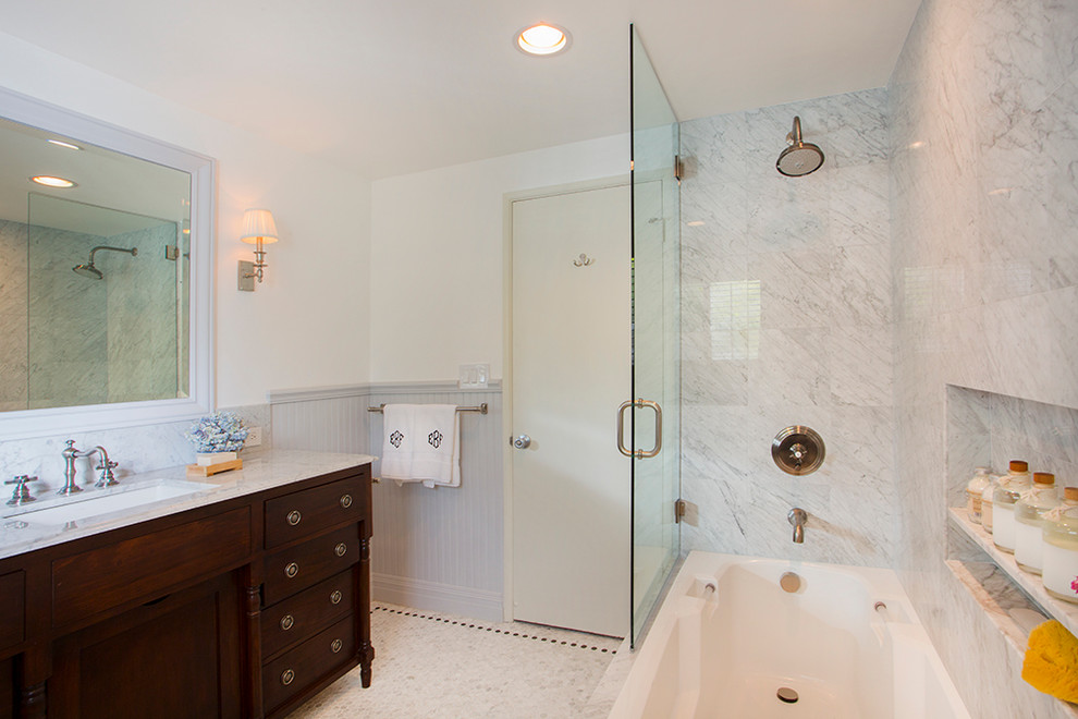 ロサンゼルスにあるコンテンポラリースタイルのおしゃれな浴室 (大理石の洗面台) の写真