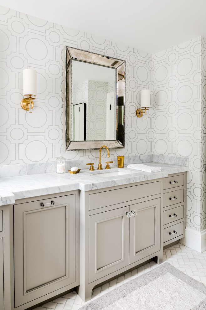 Inredning av ett klassiskt stort grå grått en-suite badrum, med luckor med infälld panel, grå skåp, ett undermonterad handfat, marmorbänkskiva, vitt golv, vita väggar och mosaikgolv