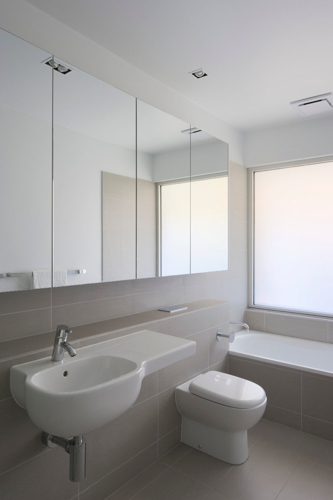 メルボルンにあるコンテンポラリースタイルのおしゃれな浴室 (壁付け型シンク、タイルの洗面台、ドロップイン型浴槽、オープン型シャワー、セラミックタイル、コンクリートの床) の写真