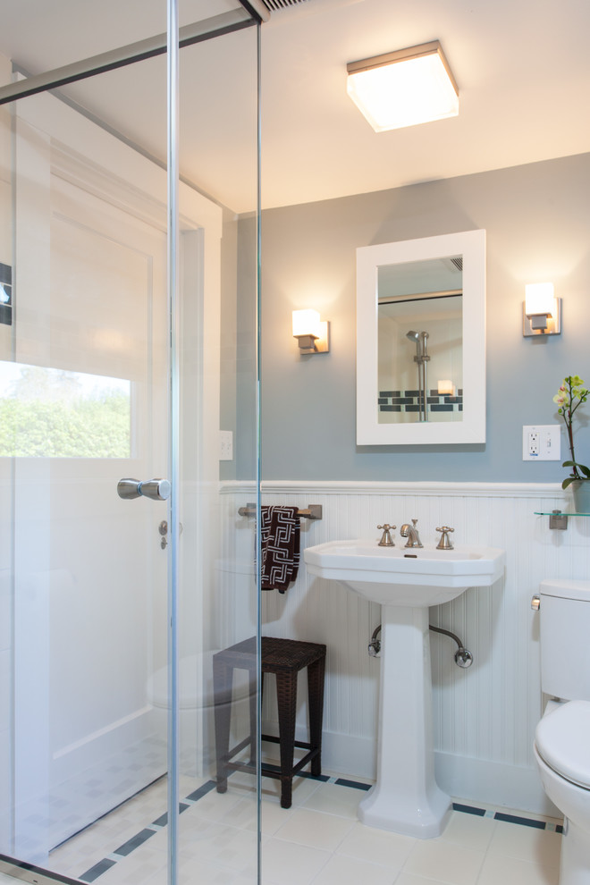 Идея дизайна: маленькая ванная комната в классическом стиле с раковиной с пьедесталом, угловым душем, раздельным унитазом, синей плиткой, плиткой кабанчик, синими стенами и полом из керамогранита для на участке и в саду