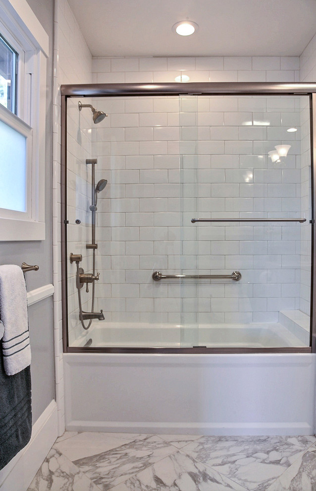 На фото: главная ванная комната среднего размера в классическом стиле с накладной ванной, душем над ванной, белой плиткой, фасадами с утопленной филенкой, белыми фасадами, биде, белыми стенами, полом из линолеума и раковиной с пьедесталом