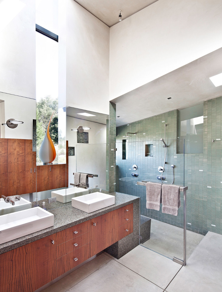 Свежая идея для дизайна: ванная комната в современном стиле с двойным душем - отличное фото интерьера