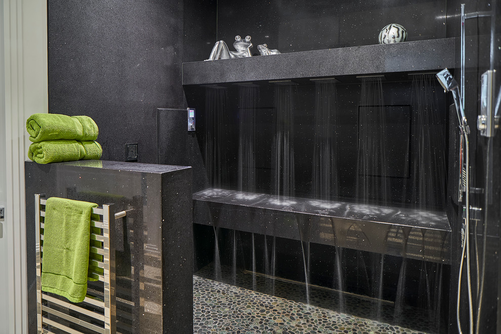 Modelo de cuarto de baño minimalista con ducha abierta, baldosas y/o azulejos negros, baldosas y/o azulejos de piedra, paredes negras, suelo de baldosas tipo guijarro y encimera de granito