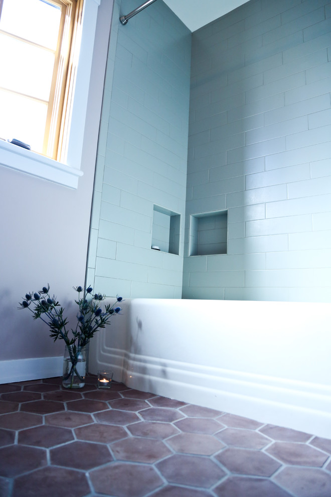 Modern inredning av ett mellanstort badrum med dusch, med öppna hyllor, grå skåp, ett badkar i en alkov, en dusch/badkar-kombination, tunnelbanekakel, vita väggar, klinkergolv i terrakotta, ett integrerad handfat, bänkskiva i betong, brunt golv och dusch med duschdraperi
