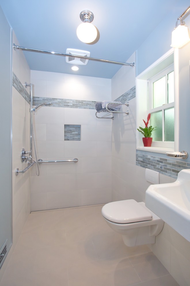 Aménagement d'une salle de bain principale contemporaine de taille moyenne avec un lavabo suspendu, une douche à l'italienne, WC suspendus, un carrelage beige, un carrelage en pâte de verre, un mur bleu, un sol en carrelage de porcelaine, un sol beige et une cabine de douche avec un rideau.