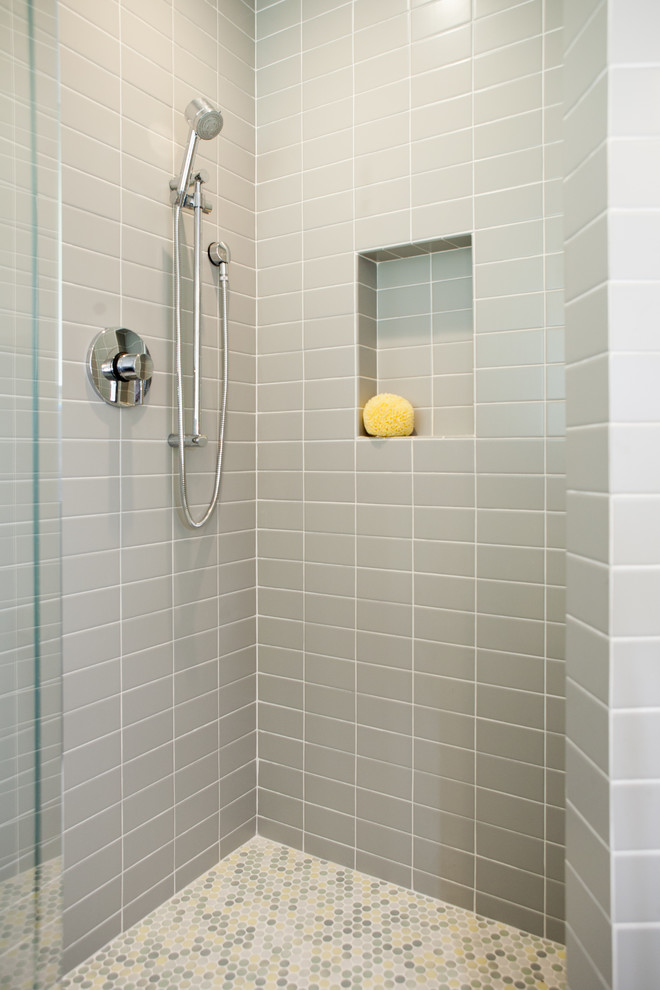 Идея дизайна: ванная комната среднего размера в стиле ретро с душем в нише