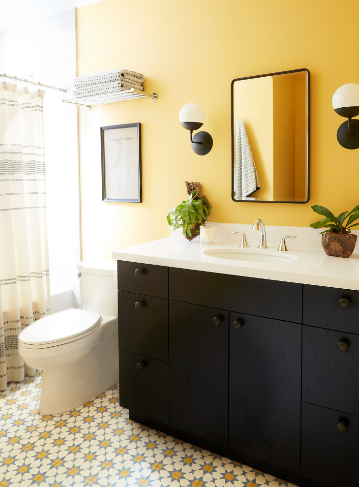 Идея дизайна: детская ванная комната среднего размера в стиле ретро с плоскими фасадами, коричневыми фасадами, душем над ванной, белой плиткой, желтыми стенами, полом из керамической плитки, накладной раковиной, разноцветным полом, шторкой для ванной, белой столешницей, тумбой под одну раковину и встроенной тумбой