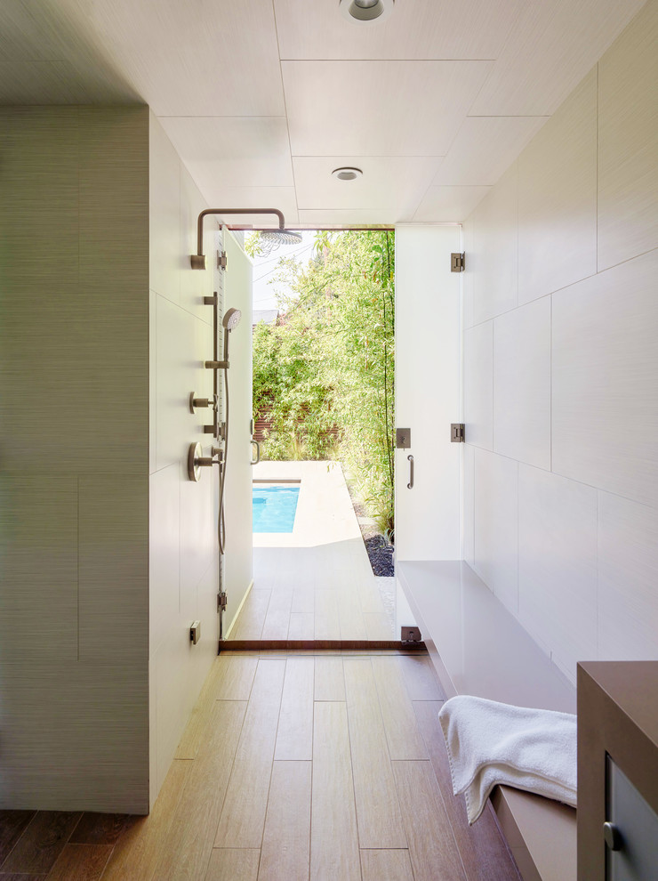 Imagen de cuarto de baño actual con ducha abierta, baldosas y/o azulejos beige, paredes beige, suelo beige y ducha abierta