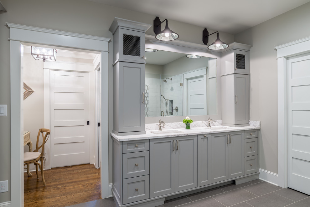 Diseño de cuarto de baño principal tradicional renovado de tamaño medio con armarios estilo shaker, puertas de armario grises, suelo de baldosas de porcelana, lavabo bajoencimera y suelo gris