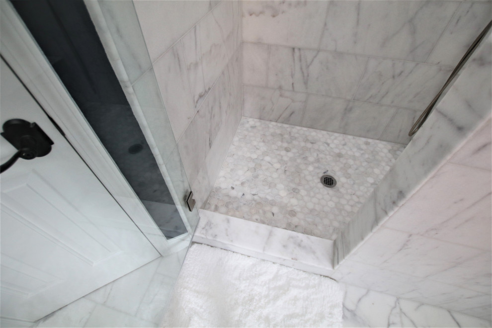 На фото: большая главная ванная комната в стиле модернизм с фасадами в стиле шейкер, коричневыми фасадами, угловой ванной, угловым душем, белой плиткой, мраморной плиткой, синими стенами, мраморным полом, врезной раковиной, столешницей из искусственного кварца, белым полом, душем с распашными дверями и белой столешницей с