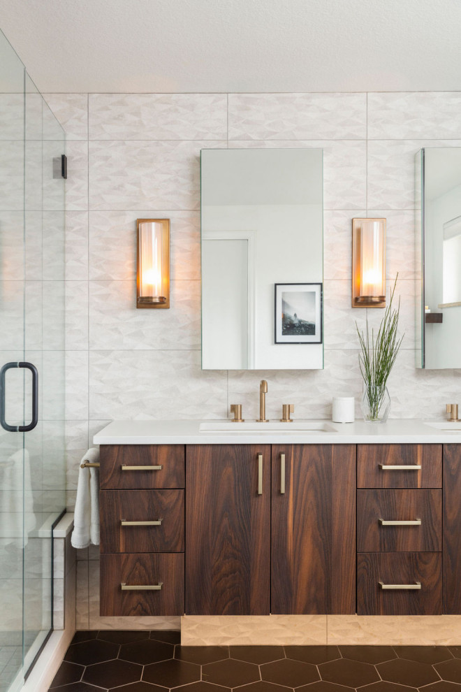 Пример оригинального дизайна: большая главная ванная комната в морском стиле с плоскими фасадами, темными деревянными фасадами, отдельно стоящей ванной, душем в нише, унитазом-моноблоком, белой плиткой, керамической плиткой, белыми стенами, полом из керамической плитки, врезной раковиной, столешницей из искусственного кварца, черным полом, душем с распашными дверями, белой столешницей, тумбой под две раковины и подвесной тумбой