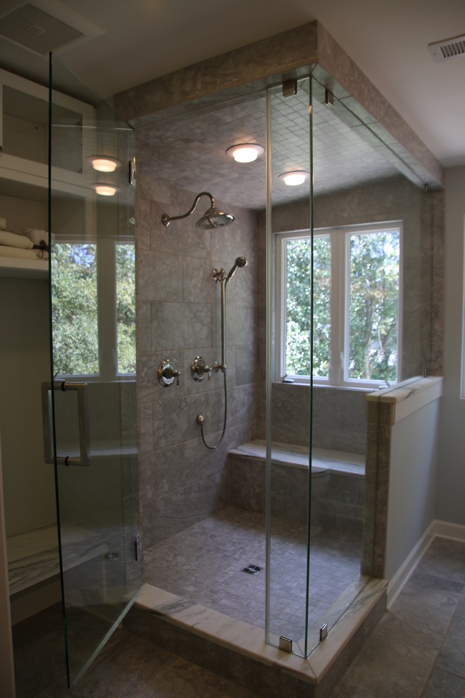 На фото: главная ванная комната среднего размера в стиле неоклассика (современная классика) с плоскими фасадами, белыми фасадами, двойным душем, раздельным унитазом, каменной плиткой, мраморным полом, врезной раковиной и мраморной столешницей