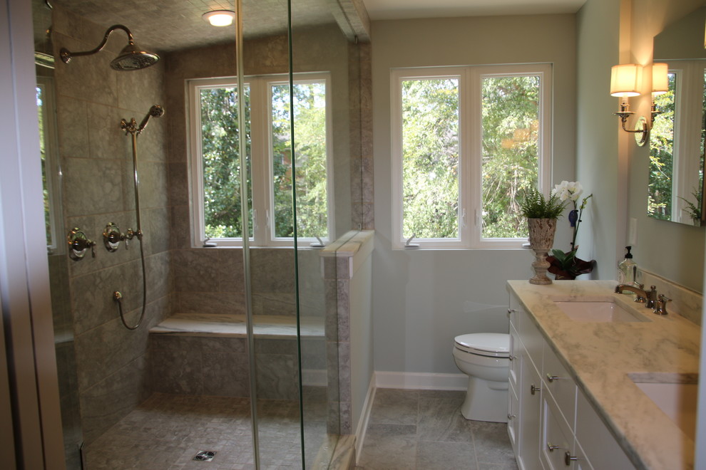 Exemple d'une salle de bain principale chic de taille moyenne avec un placard à porte plane, des portes de placard blanches, une douche double, WC séparés, un carrelage de pierre, un sol en marbre, un lavabo encastré et un plan de toilette en marbre.