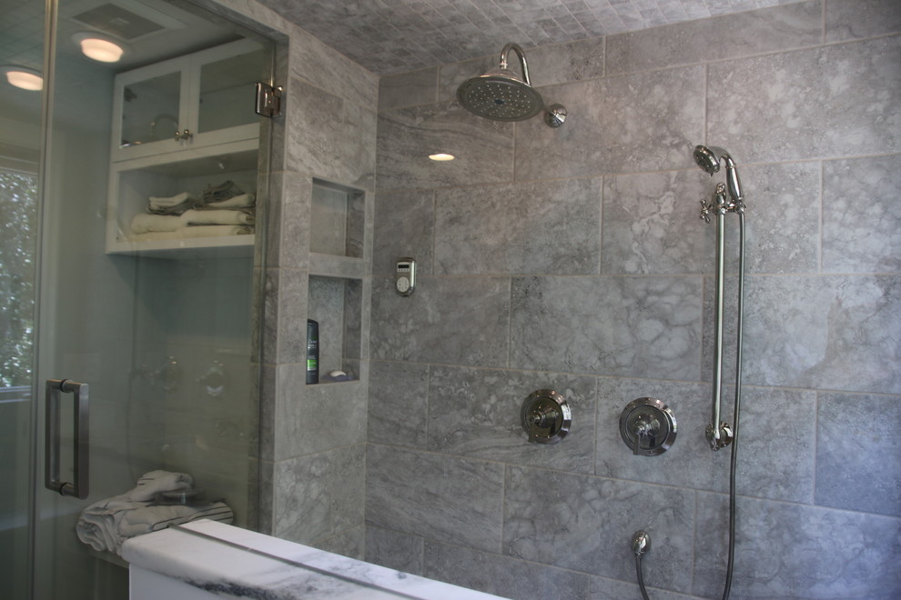 Immagine di una stanza da bagno padronale classica di medie dimensioni con ante lisce, ante bianche, doccia doppia, WC a due pezzi, piastrelle in pietra, pavimento in marmo, lavabo sottopiano e top in marmo