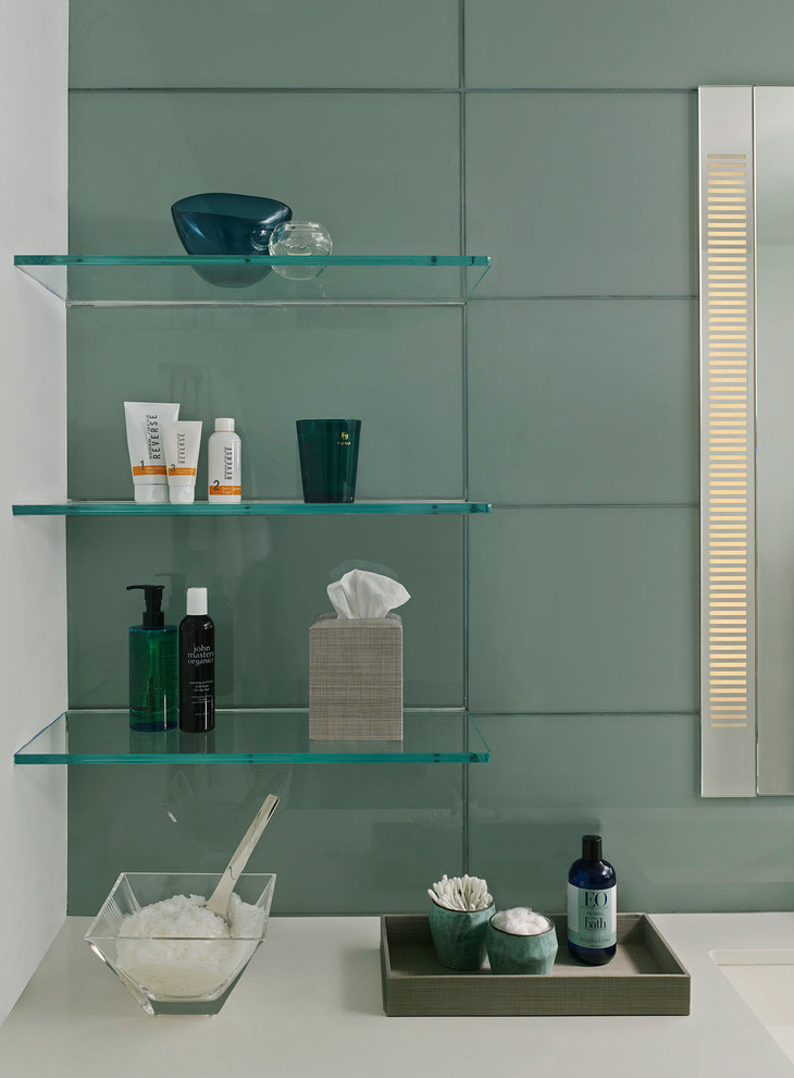 Inspiration för mellanstora moderna en-suite badrum, med släta luckor, vita skåp, en dusch/badkar-kombination, glaskakel, ett badkar i en alkov, grå kakel, grön kakel, gröna väggar, klinkergolv i porslin, ett avlångt handfat och bänkskiva i akrylsten