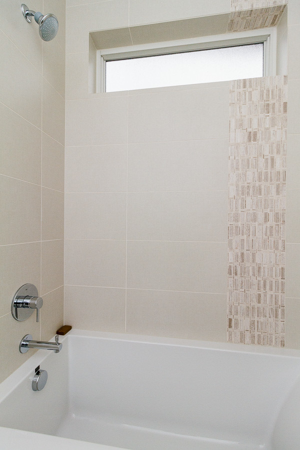 Свежая идея для дизайна: ванная комната в стиле модернизм с накладной ванной, душем над ванной, белыми стенами и монолитной раковиной - отличное фото интерьера
