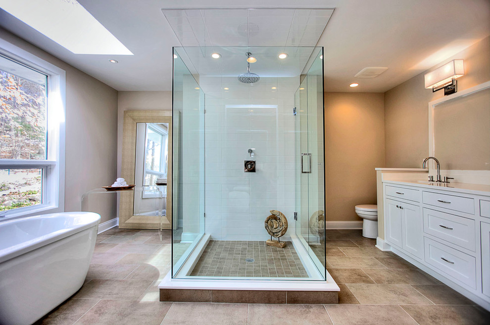 Пример оригинального дизайна: главная ванная комната в стиле неоклассика (современная классика) с фасадами в стиле шейкер, белыми фасадами, отдельно стоящей ванной, белой плиткой, плиткой кабанчик, бежевыми стенами и душем с распашными дверями