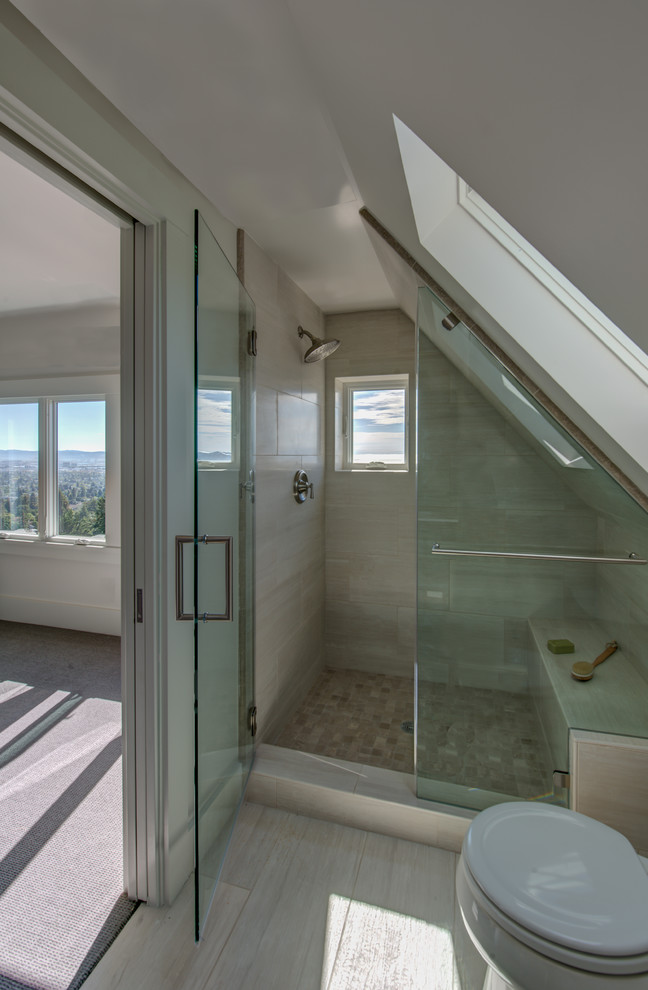 Пример оригинального дизайна: ванная комната в классическом стиле с душем в нише, плоскими фасадами, белыми фасадами, раздельным унитазом, бежевой плиткой, керамической плиткой, серыми стенами, полом из керамической плитки, душевой кабиной, накладной раковиной и столешницей из искусственного кварца