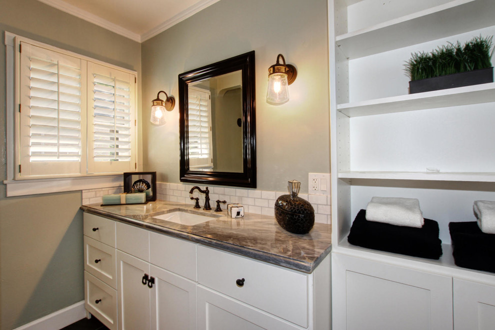 Imagen de cuarto de baño de estilo americano grande con puertas de armario blancas, lavabo bajoencimera, encimera de mármol y encimeras blancas