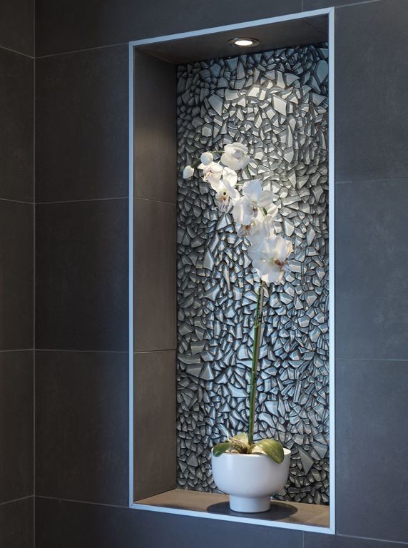 Idées déco pour une salle de bain contemporaine avec une douche ouverte, un carrelage gris, des plaques de verre et un sol en carrelage de terre cuite.