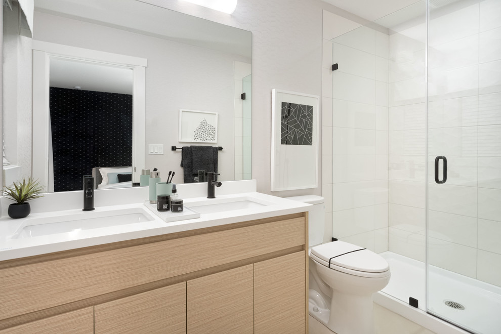 Идея дизайна: ванная комната среднего размера в стиле модернизм с плоскими фасадами, душем в нише, раздельным унитазом, белой плиткой, керамогранитной плиткой, белыми стенами, полом из керамогранита, врезной раковиной, столешницей из искусственного камня, бежевым полом и душем с распашными дверями
