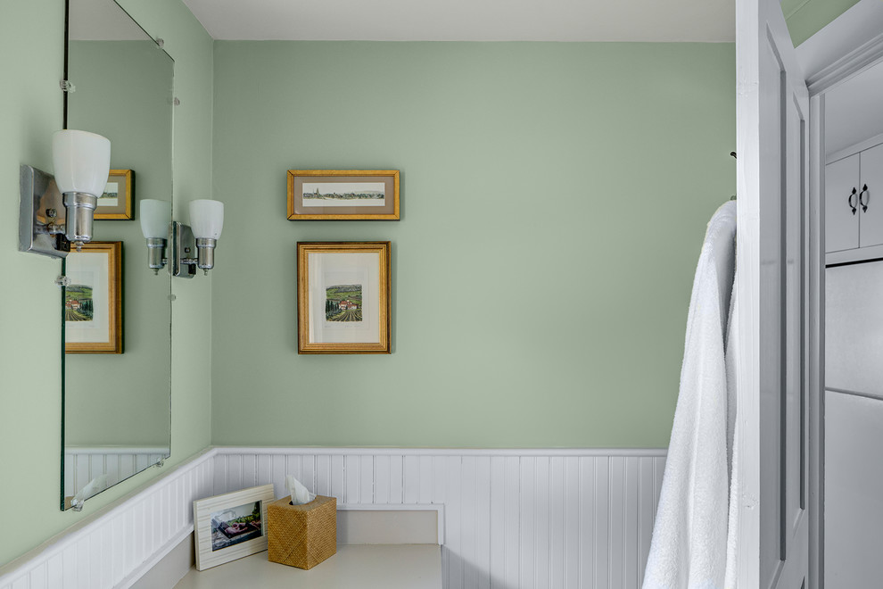 Inspiration för lantliga badrum, med gröna väggar