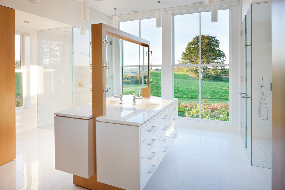 Стильный дизайн: большая главная ванная комната в современном стиле с врезной раковиной, плоскими фасадами, белыми фасадами, угловым душем, белой плиткой, белыми стенами и полом из керамической плитки - последний тренд