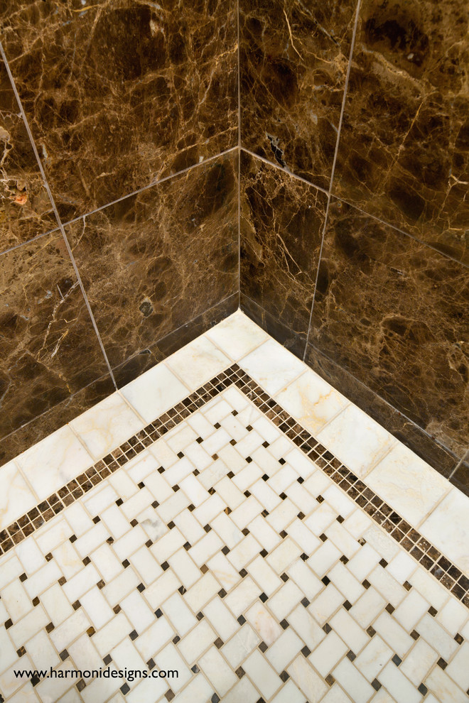 Cette photo montre une petite salle de bain principale chic en bois foncé avec un lavabo encastré, un placard avec porte à panneau surélevé, un plan de toilette en surface solide, une douche ouverte, WC séparés, un carrelage beige, un mur marron et un sol en marbre.