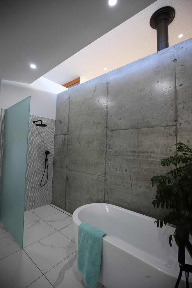Imagen de cuarto de baño minimalista grande con armarios abiertos, bañera exenta, ducha abierta, aseo y ducha, encimera de madera y ducha abierta