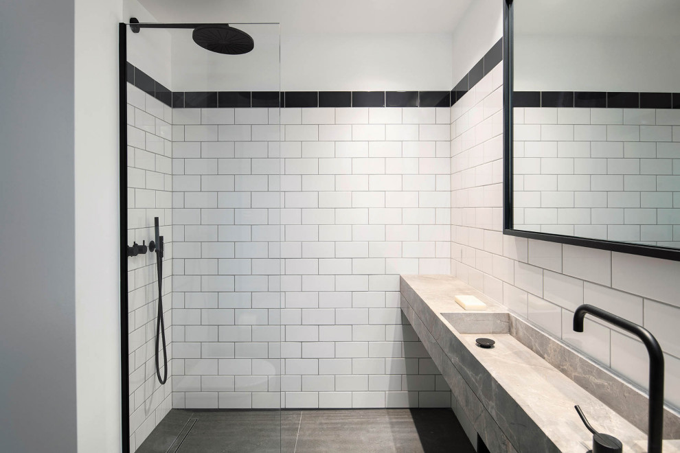 Стильный дизайн: ванная комната в стиле модернизм с душем в нише, черной плиткой, черно-белой плиткой, белой плиткой, плиткой кабанчик, разноцветными стенами, душевой кабиной, монолитной раковиной, серым полом, открытым душем и серой столешницей - последний тренд
