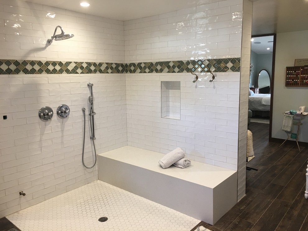 Idéer för ett stort lantligt en-suite badrum, med ett badkar med tassar, en öppen dusch, en toalettstol med hel cisternkåpa, gul kakel, keramikplattor, vita väggar, brunt golv och med dusch som är öppen