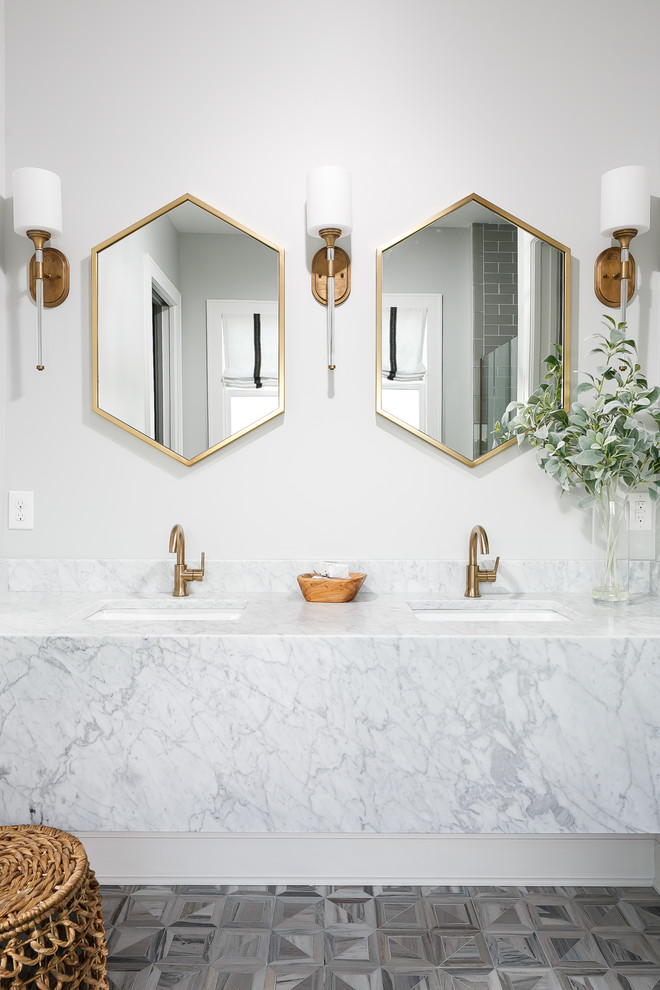 Cette photo montre une grande salle de bain principale chic avec WC séparés, un carrelage gris, un carrelage de pierre, un mur gris, un sol en marbre, un lavabo encastré et un plan de toilette en marbre.
