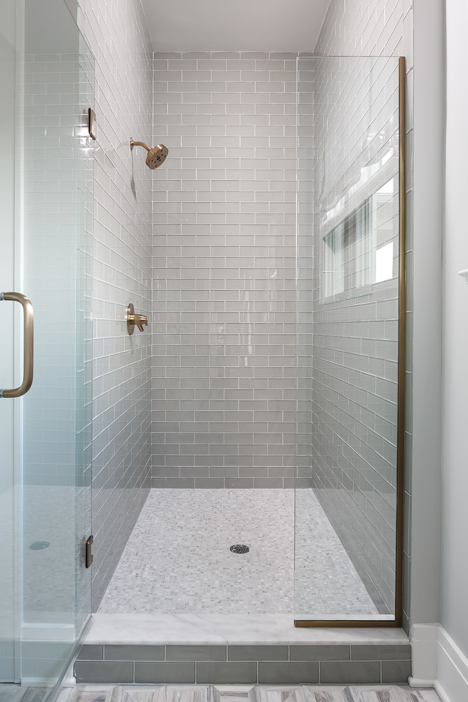 Bild på ett stort vintage en-suite badrum, med en dusch i en alkov, en toalettstol med separat cisternkåpa, grå kakel, stenkakel, grå väggar, marmorgolv, ett undermonterad handfat och marmorbänkskiva