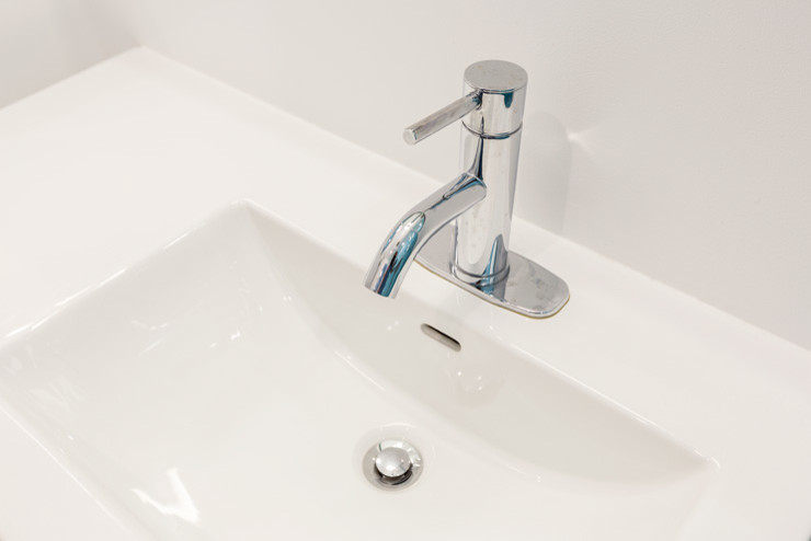 Esempio di una stanza da bagno con doccia contemporanea di medie dimensioni con ante lisce, ante bianche, vasca ad alcova, piastrelle bianche e top in superficie solida