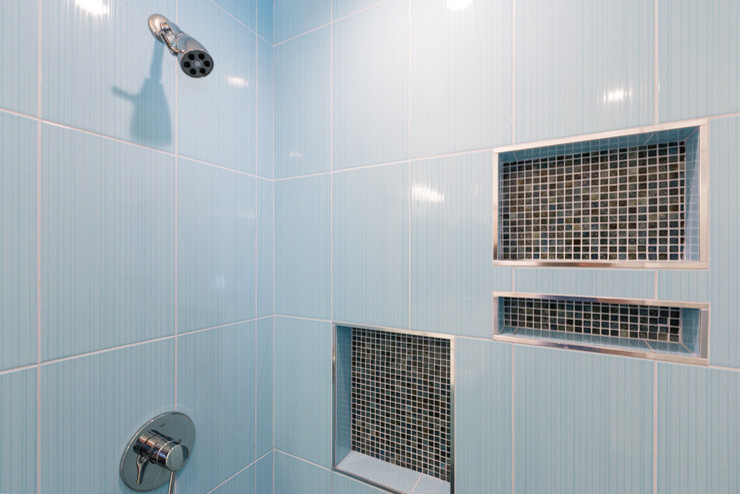 На фото: ванная комната среднего размера в современном стиле с плоскими фасадами, белыми фасадами, ванной в нише, белой плиткой, душевой кабиной и столешницей из искусственного камня