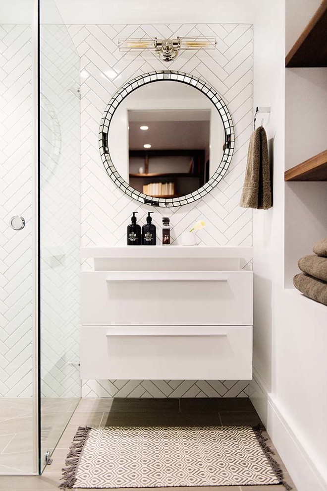 Стильный дизайн: ванная комната в современном стиле с плоскими фасадами, белыми фасадами, угловым душем, белой плиткой, белыми стенами, душевой кабиной, накладной раковиной и бежевым полом - последний тренд