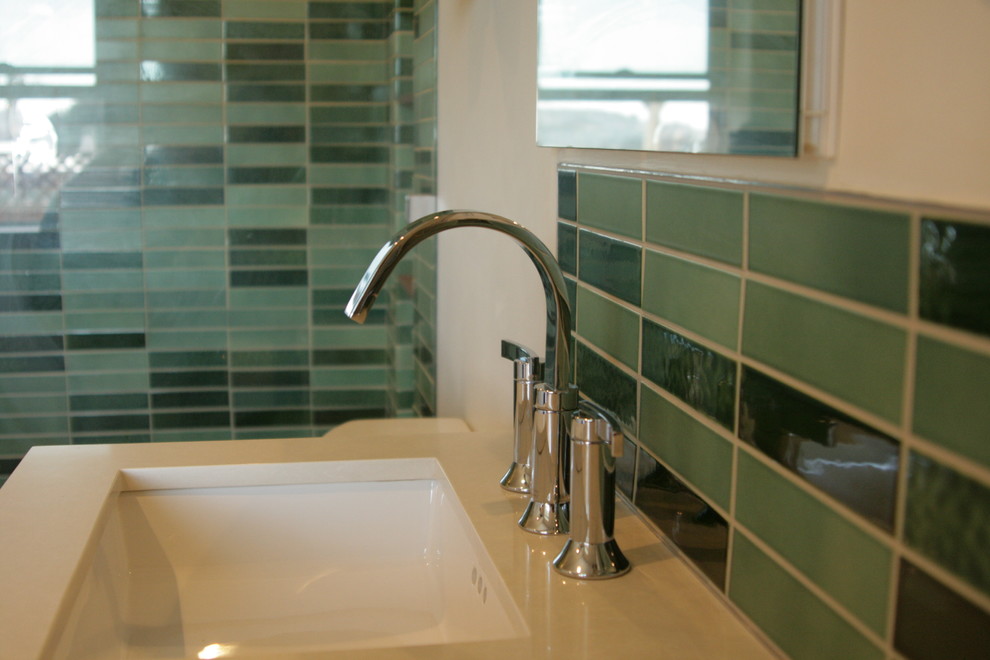 Immagine di una stanza da bagno padronale moderna di medie dimensioni con lavabo sottopiano, top in quarzo composito, doccia a filo pavimento, piastrelle verdi, piastrelle in ceramica e pareti bianche
