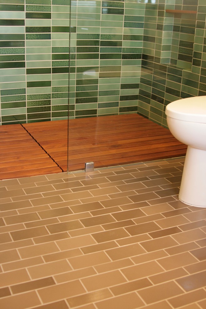 Ejemplo de cuarto de baño principal minimalista de tamaño medio con ducha a ras de suelo, sanitario de una pieza, baldosas y/o azulejos verdes, baldosas y/o azulejos de cerámica y suelo de baldosas de cerámica