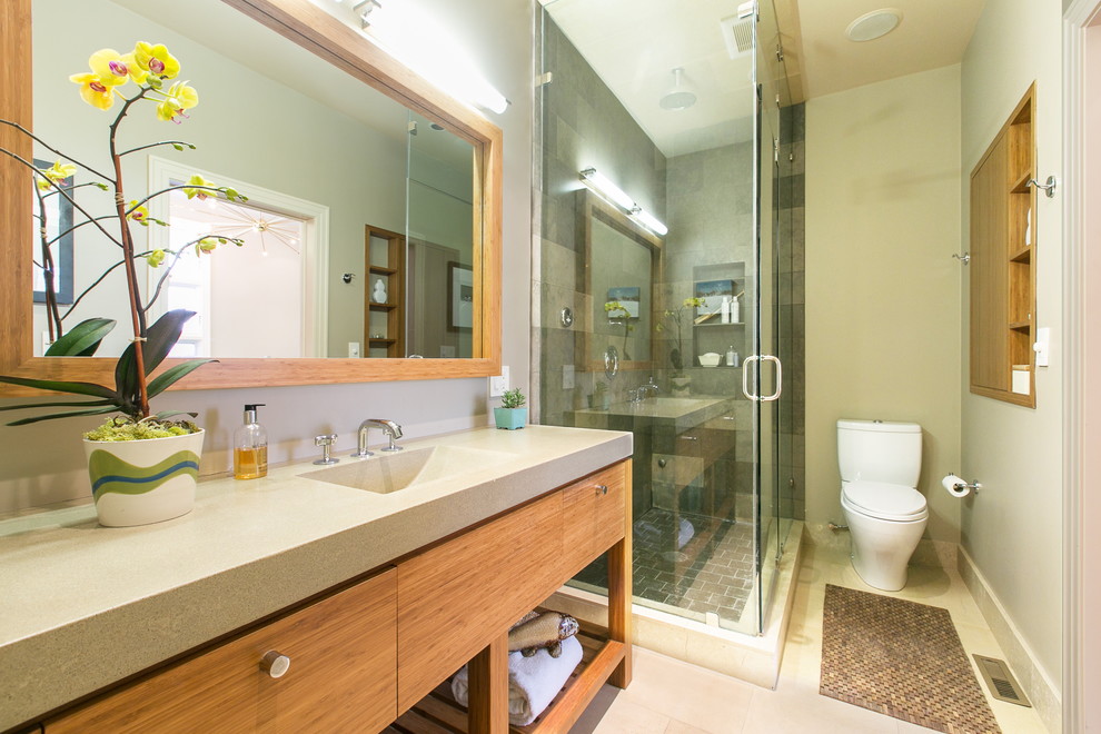 Источник вдохновения для домашнего уюта: ванная комната среднего размера в современном стиле с плоскими фасадами, светлыми деревянными фасадами, угловым душем, раздельным унитазом, черной плиткой, плиткой из сланца, бежевыми стенами, полом из травертина, душевой кабиной, монолитной раковиной, столешницей из известняка, бежевым полом и душем с распашными дверями
