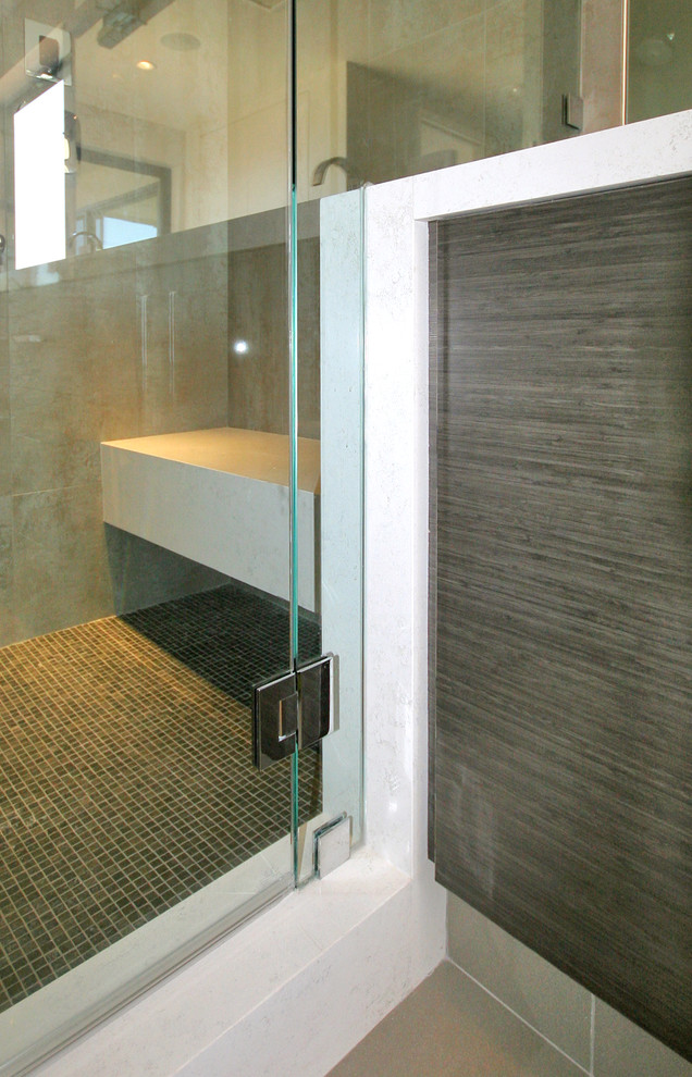 Cette image montre une salle de bain principale minimaliste en bois foncé avec un placard à porte plane, un carrelage gris, des carreaux de porcelaine et un plan de toilette en quartz modifié.