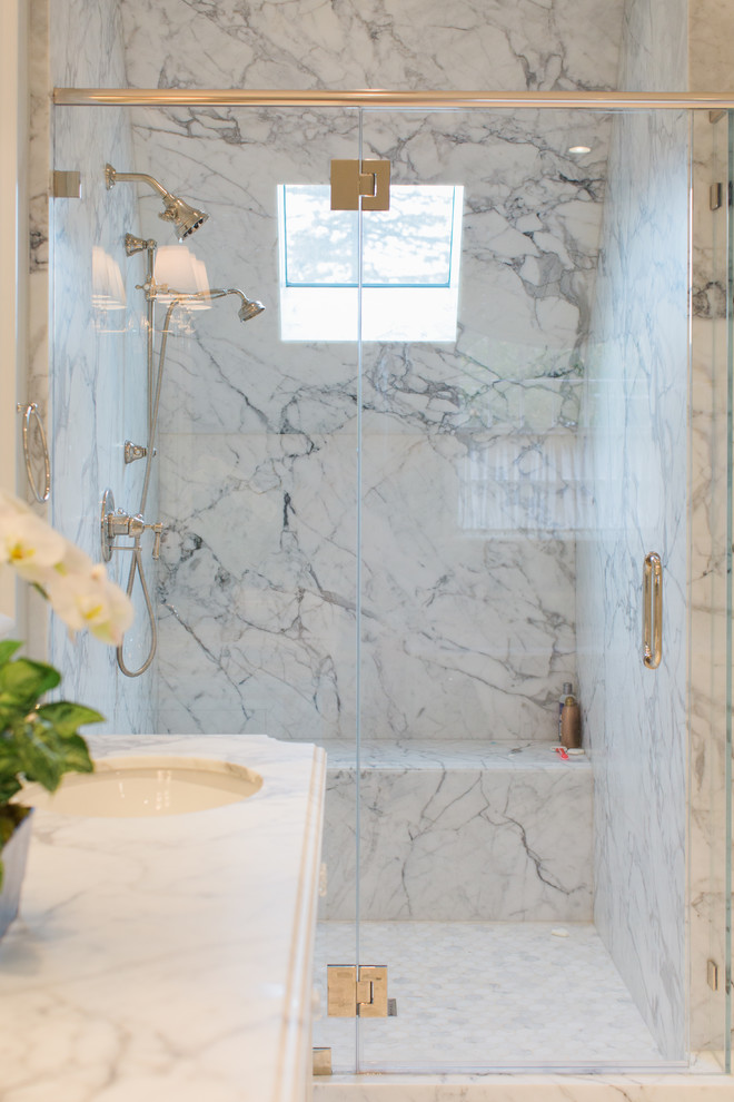 Foto de cuarto de baño tradicional con ducha empotrada, baldosas y/o azulejos blancos y baldosas y/o azulejos de mármol