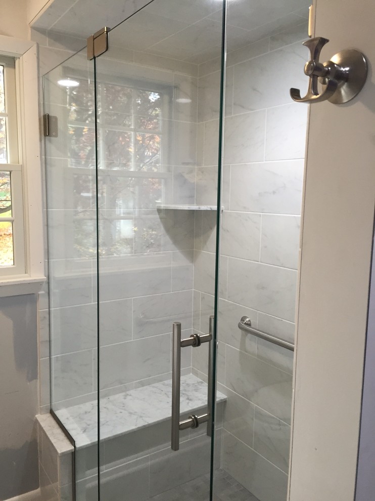 Foto på ett mellanstort vintage badrum med dusch, med en dusch i en alkov, grå kakel, vit kakel, marmorkakel, grå väggar och dusch med gångjärnsdörr